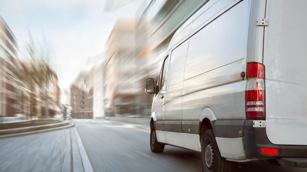 Transporter fährt in der Stadt